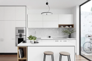 ủ bếp chữ I thường có kiểu dáng thanh mảnh và tối giản, với các cánh tủ được thiết kế màu trơn và đơn sắc, tạo cảm giác gọn gàng và sạch sẽ