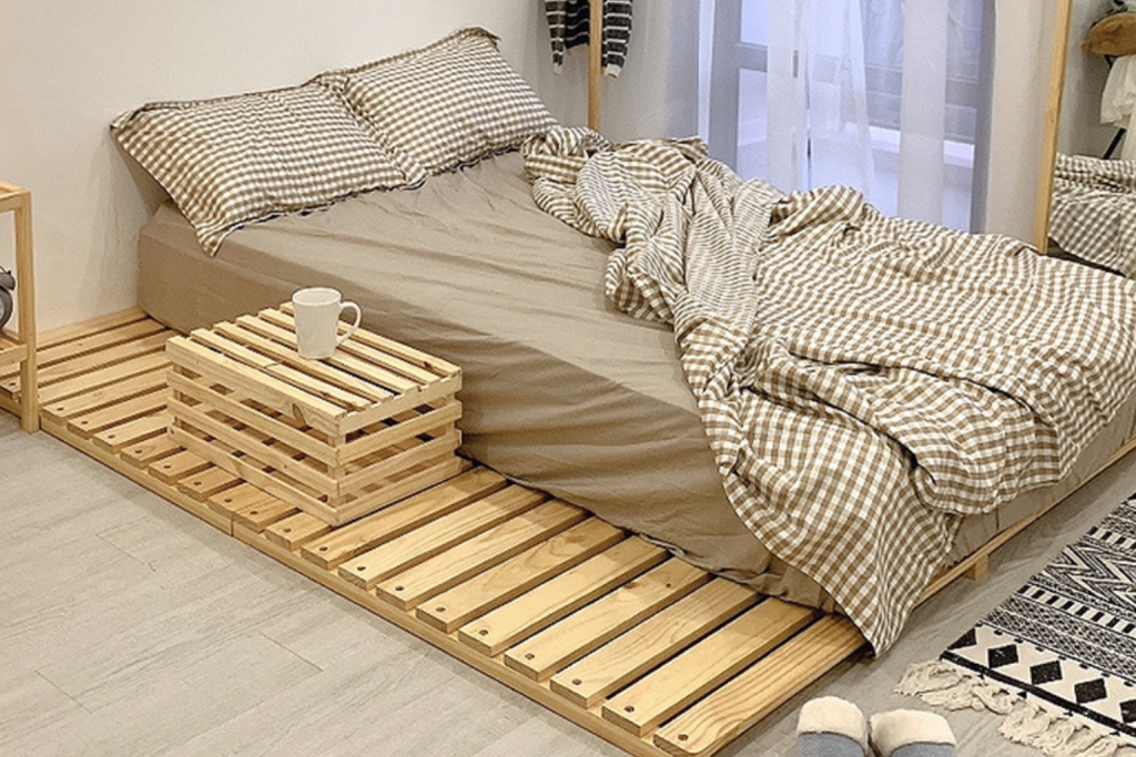 Giường pallet gỗ với ánh sáng ấm áp